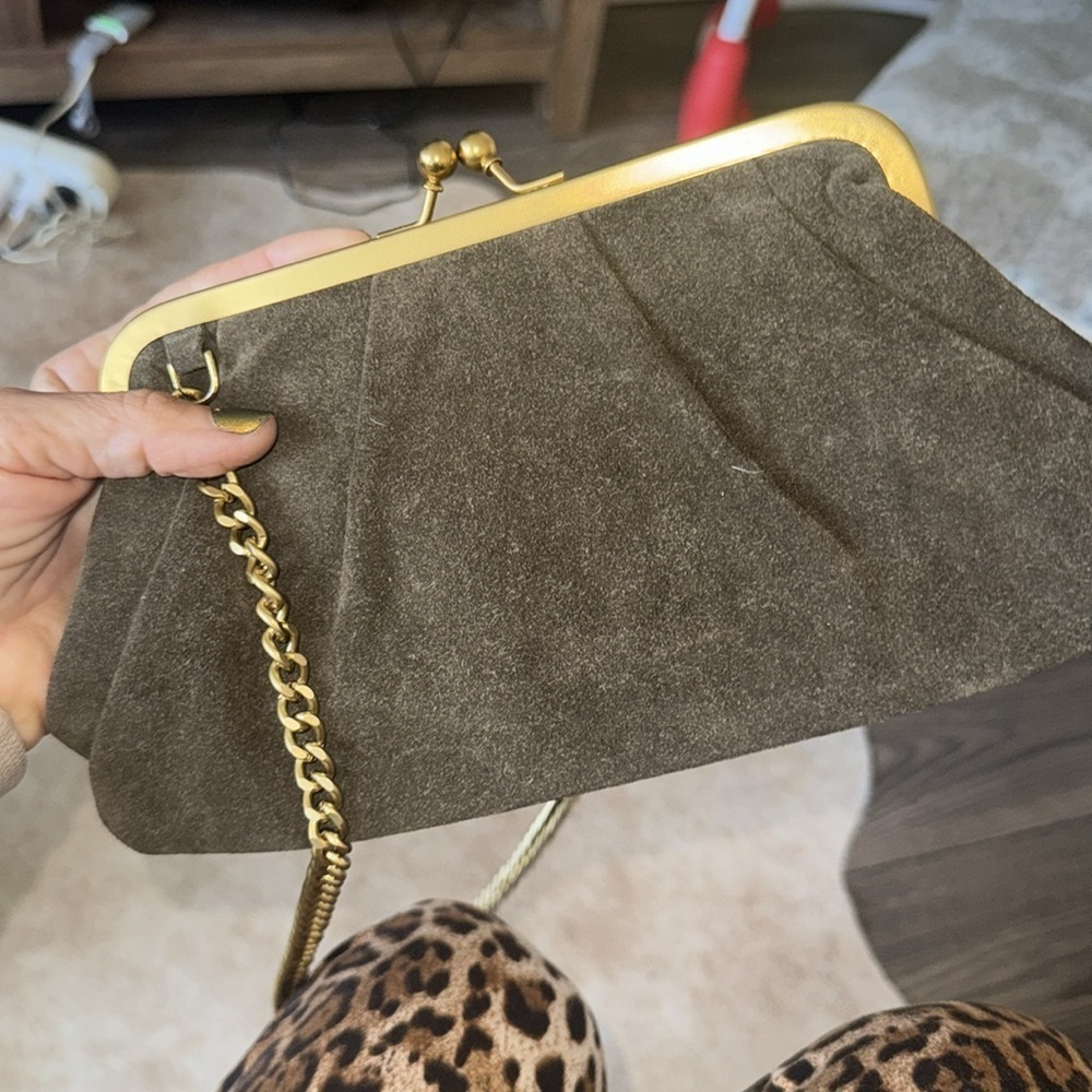 Margot Elegant green genuine Suede kisslock Clutch with Gold Chain - Picture 4 of 12